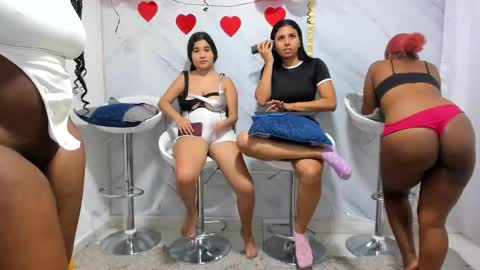 Snapshot of badgirls_000 chatting on February 17, 3:20 pm candy and dayan online show from February 17, 3:20 pm
