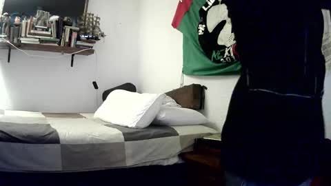 Snapshot of badhombremx chatting on October 25, 2:08 am Mexican livin Off the Wall online show from October 25, 2:08 am