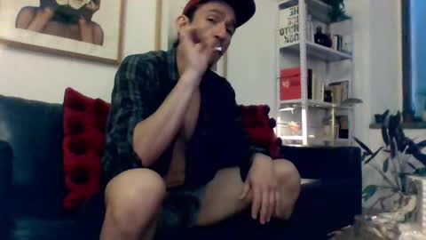 Snapshot of badhombremx chatting on November 25, 12:10 am Mexican livin Off the Wall online show from November 25, 12:10 am