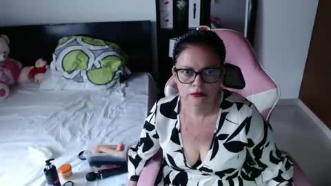Snapshot of bailarina_atrevida chatting on October 19, 3:23 pm sandra online show from October 19, 3:23 pm