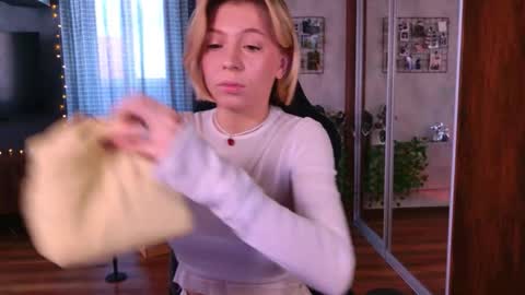 Snapshot of balerinacappuccino_ chatting on February 21, 3:18 am Elly online show from February 21, 3:18 am