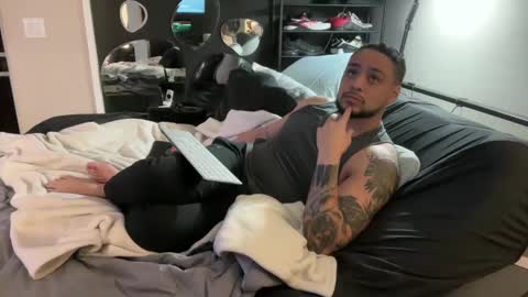 Snapshot of barbic chatting on December 7, 2:31 am Barbic online show from December 7, 2:31 am