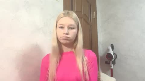 Snapshot of barbie_angel_ chatting on December 18, 9:21 pm Barbie online show from December 18, 9:21 pm