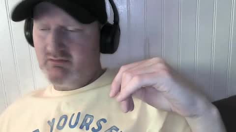 Snapshot of bartender_blue_eyes chatting on February 22, 10:52 pm Bartender Blue online show from February 22, 10:52 pm