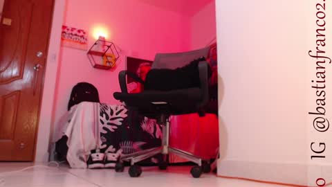 Bastian Independent Model online show from December 7, 5:04 am