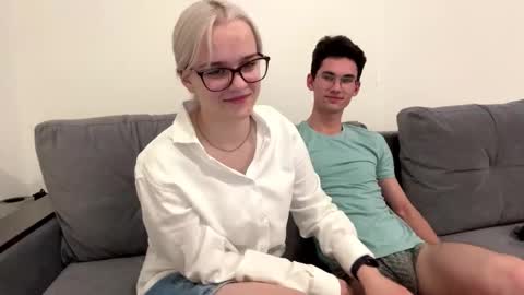 Max and Bella online show from September 10, 3:56 pm