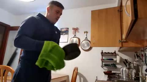 Snapshot of bbnamelezz chatting on October 28, 9:24 am BB Namelezz online show from October 28, 9:24 am