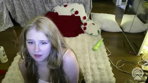 Snapshot of bbyalice18 chatting on May 20, 4:40 am bbyalice18 online show from May 20, 4:40 am