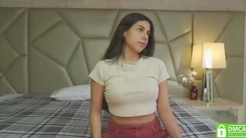 Snapshot of be_curiouss_ chatting on July 6, 12:13 pm Helena Evan online show from July 6, 12:13 pm