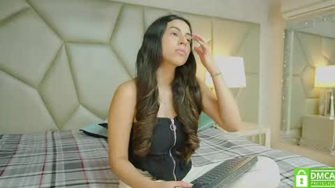 Snapshot of be_curiouss_ chatting on July 24, 12:14 pm Helena Evan online show from July 24, 12:14 pm