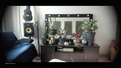 Snapshot of be_lov chatting on May 25, 8:26 pm Call me Bells Next Stream on Wednesday Feb 26 online show from May 25, 8:26 pm