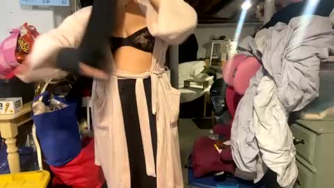 BeachyMILF online show from December 18, 3:47 am