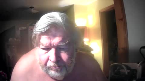 Snapshot of bear8620 chatting on June 15, 2:25 am bear online show from June 15, 2:25 am