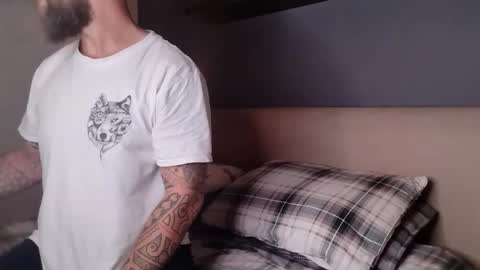 Snapshot of beardedtattedguy chatting on October 19, 3:12 pm beardedtattedguy online show from October 19, 3:12 pm