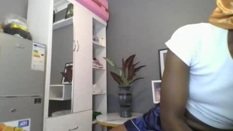 Snapshot of beautie699392 chatting on February 15, 11:03 pm Lil stunner online show from February 15, 11:03 pm