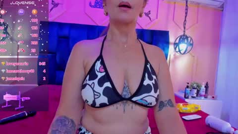 Snapshot of beauty_milf4 chatting on January 12, 6:05 pm Chantall online show from January 12, 6:05 pm