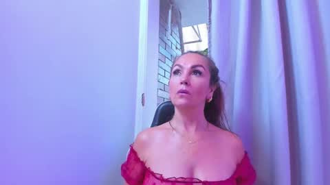 Snapshot of beauty_milf4 chatting on January 18, 11:00 pm Chantall online show from January 18, 11:00 pm