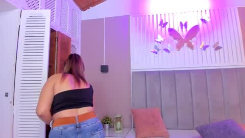 Snapshot of beauty_milf4 chatting on February 13, 2:45 am Chantall online show from February 13, 2:45 am