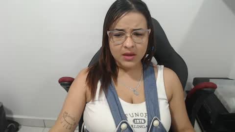 Snapshot of beautyykarol chatting on May 1, 9:52 pm beautyykarol online show from May 1, 9:52 pm
