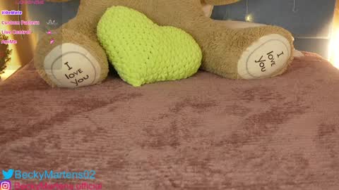 Snapshot of beckymartens chatting on December 18, 5:48 am BeckyMartens come join me on while im offline here online show from December 18, 5:48 am