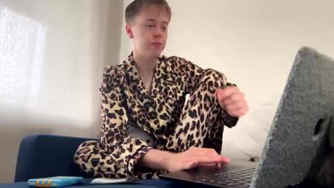 beeb0y online show from September 15, 10:59 am