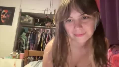 Snapshot of beebeebuzzzzzz chatting on March 4, 7:36 am beebeebuzzzzzz online show from March 4, 7:36 am