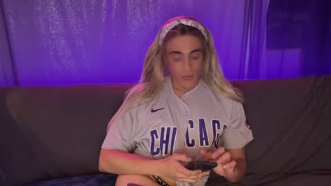 Roxy Runs Far online show from August 3, 8:57 am