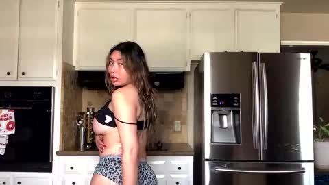 Snapshot of bella69donna chatting on February 26, 3:55 pm bella69donna online show from February 26, 3:55 pm