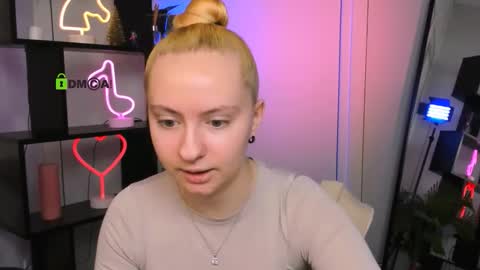 bella_blade online show from December 21, 6:42 am