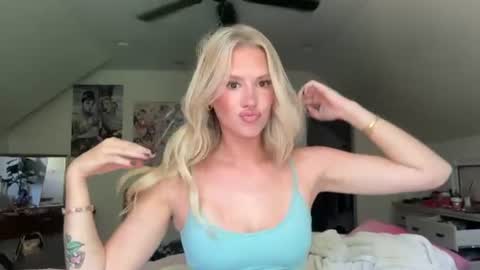 Snapshot of bella_christian chatting on July 14, 4:23 pm Bella Baby online show from July 14, 4:23 pm