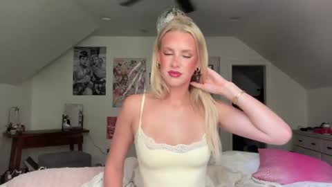 Snapshot of bella_christian chatting on July 16, 5:08 pm Bella Baby online show from July 16, 5:08 pm