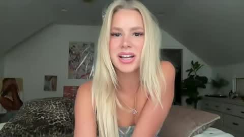 Snapshot of bella_christian chatting on July 24, 5:00 pm Bella Baby online show from July 24, 5:00 pm