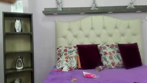 Snapshot of bella_ebony19 chatting on June 23, 11:19 am bella_ebony19 online show from June 23, 11:19 am
