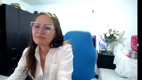 Snapshot of bella_ghisell chatting on October 1, 9:54 pm Bella online show from October 1, 9:54 pm