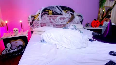 Bella online show from October 31, 11:39 pm