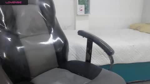Snapshot of bella_lady_1_ chatting on February 26, 11:37 pm lady online show from February 26, 11:37 pm