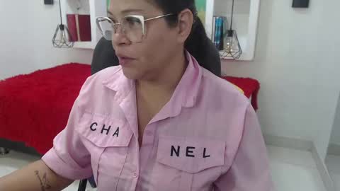 Snapshot of bella_lady_1_ chatting on September 29, 11:37 am lady online show from September 29, 11:37 am