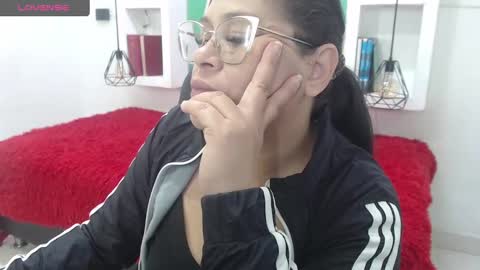 Snapshot of bella_lady_1_ chatting on October 1, 11:27 am lady online show from October 1, 11:27 am