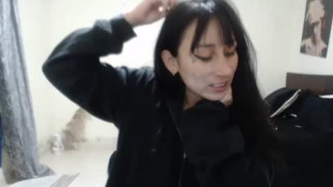 Snapshot of bella_luna34 chatting on May 5, 2:19 am bella_luna34 online show from May 5, 2:19 am