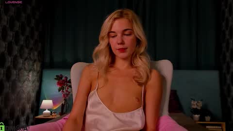 Snapshot of bella_stewartt chatting on October 7, 12:41 am Bella online show from October 7, 12:41 am