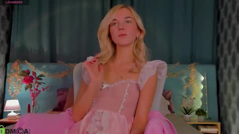 Snapshot of bella_stewartt chatting on October 9, 12:30 am Bella online show from October 9, 12:30 am