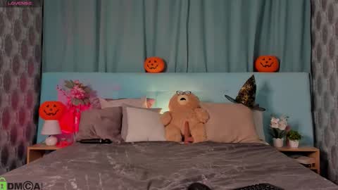 Snapshot of bella_stewartt chatting on October 31, 12:33 am Bella online show from October 31, 12:33 am