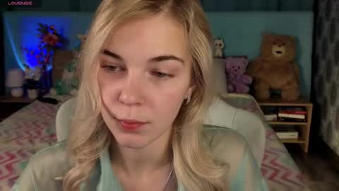 Snapshot of bella_stewartt chatting on November 17, 12:49 am Bella online show from November 17, 12:49 am