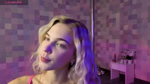 Snapshot of bella_stewartt chatting on November 19, 12:54 am Bella online show from November 19, 12:54 am