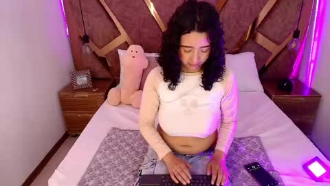 Bella Swwan  online show from May 24, 2:44 pm