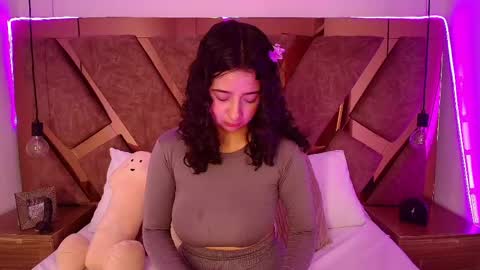 Snapshot of bella_swwan_ chatting on June 3, 2:33 pm Bella Swwan online show from June 3, 2:33 pm
