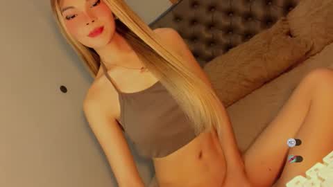 Snapshot of bella_tara chatting on December 5, 4:43 am Bella online show from December 5, 4:43 am