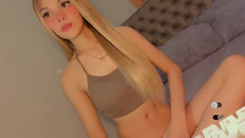 Snapshot of bella_tara chatting on February 6, 1:21 am Bella online show from February 6, 1:21 am