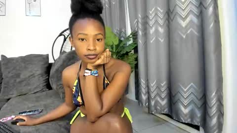 Snapshot of bella_thequeen chatting on June 11, 12:32 am Bella sweetpea online show from June 11, 12:32 am