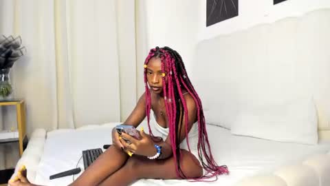 Snapshot of bella_thequeen chatting on June 25, 5:12 am Bella sweetpea online show from June 25, 5:12 am